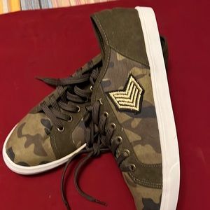 Cammo sneakers brand new